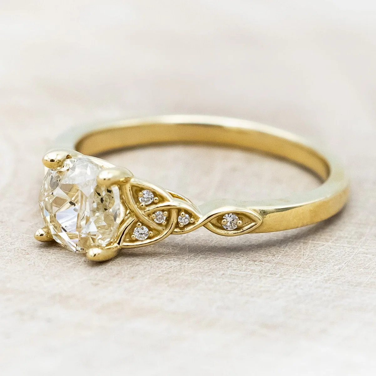 ONE-OF-A-KIND - "AIFE" - CELTIC KNOT ENGAGEMENT RING WITH A 1.05CT ROUND CUT CHAMPAGNE DIAMOND - Image 4