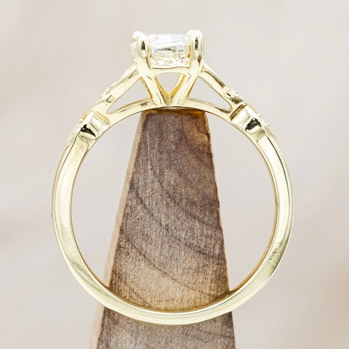 ONE-OF-A-KIND - "AIFE" - CELTIC KNOT ENGAGEMENT RING WITH A 1.05CT ROUND CUT CHAMPAGNE DIAMOND - Image 7