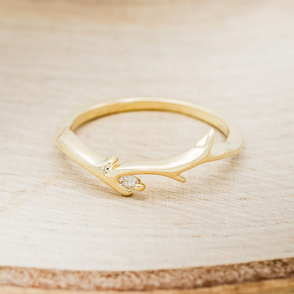 "ARTEMIS" STACKER - 14K GOLD ANTLER-STYLE STACKING BAND WITH A SINGLE DIAMOND ACCENT - Image 4