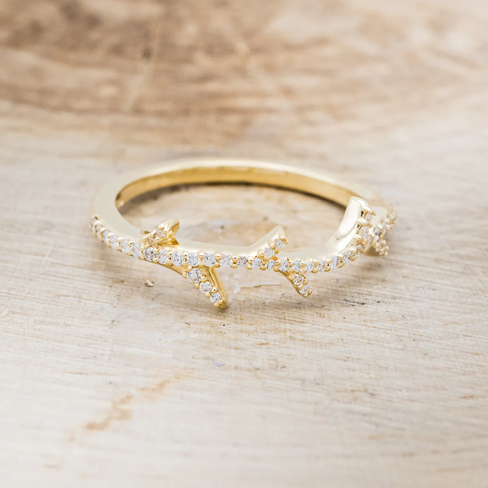 "ARTEMIS" STACKER - 14K GOLD PAVÉ DIAMOND ANTLER-STYLE STACKING BAND - Image 4