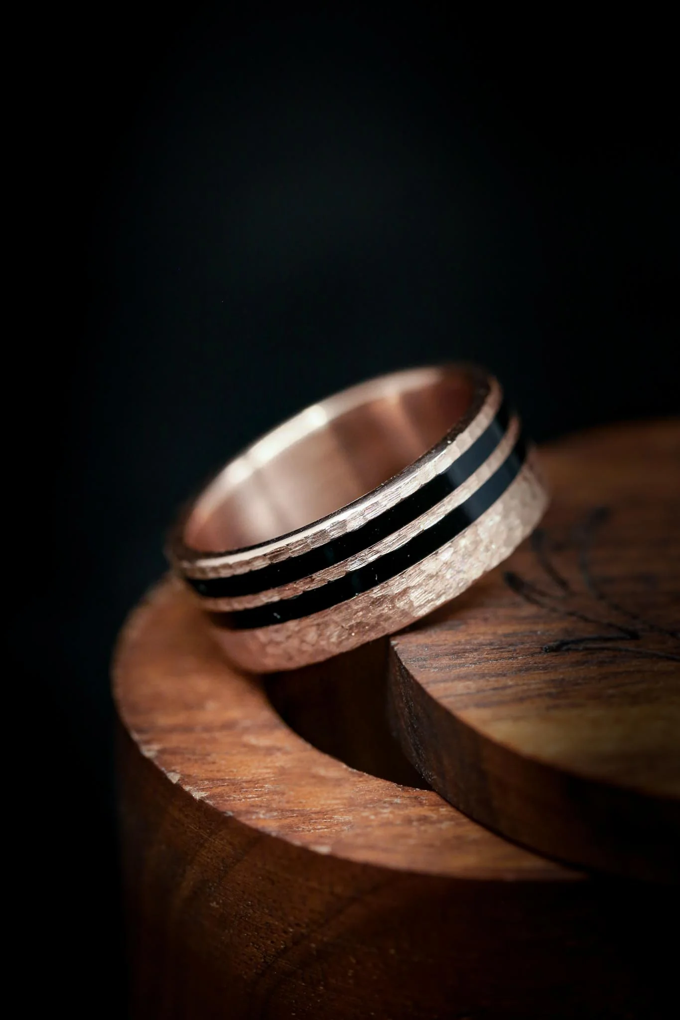 "COSMO" - BLACK ACRYLIC WEDDING RING WITH A HAMMERED BAND - Image 4