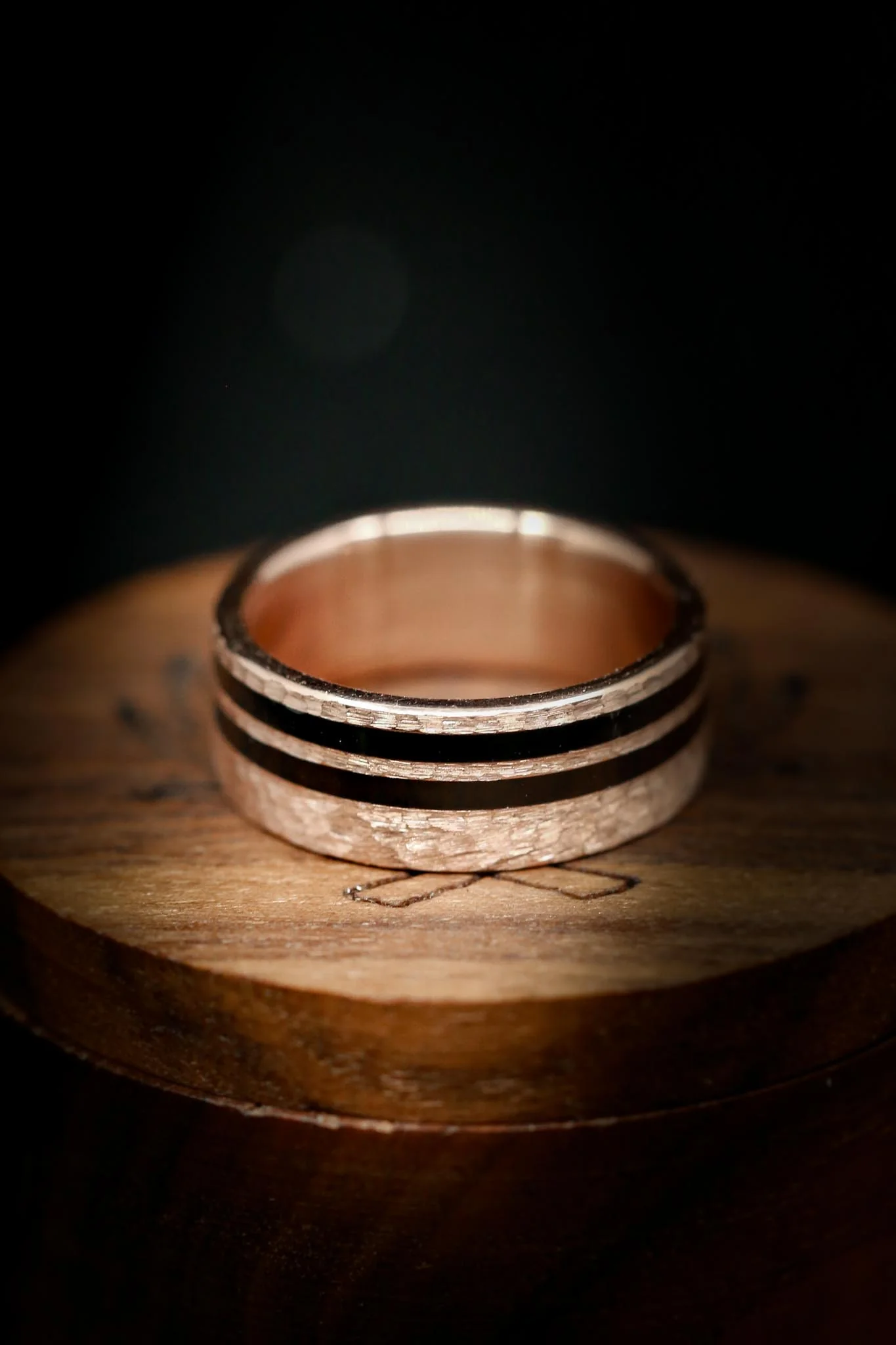 "COSMO" - BLACK ACRYLIC WEDDING RING WITH A HAMMERED BAND - Image 5