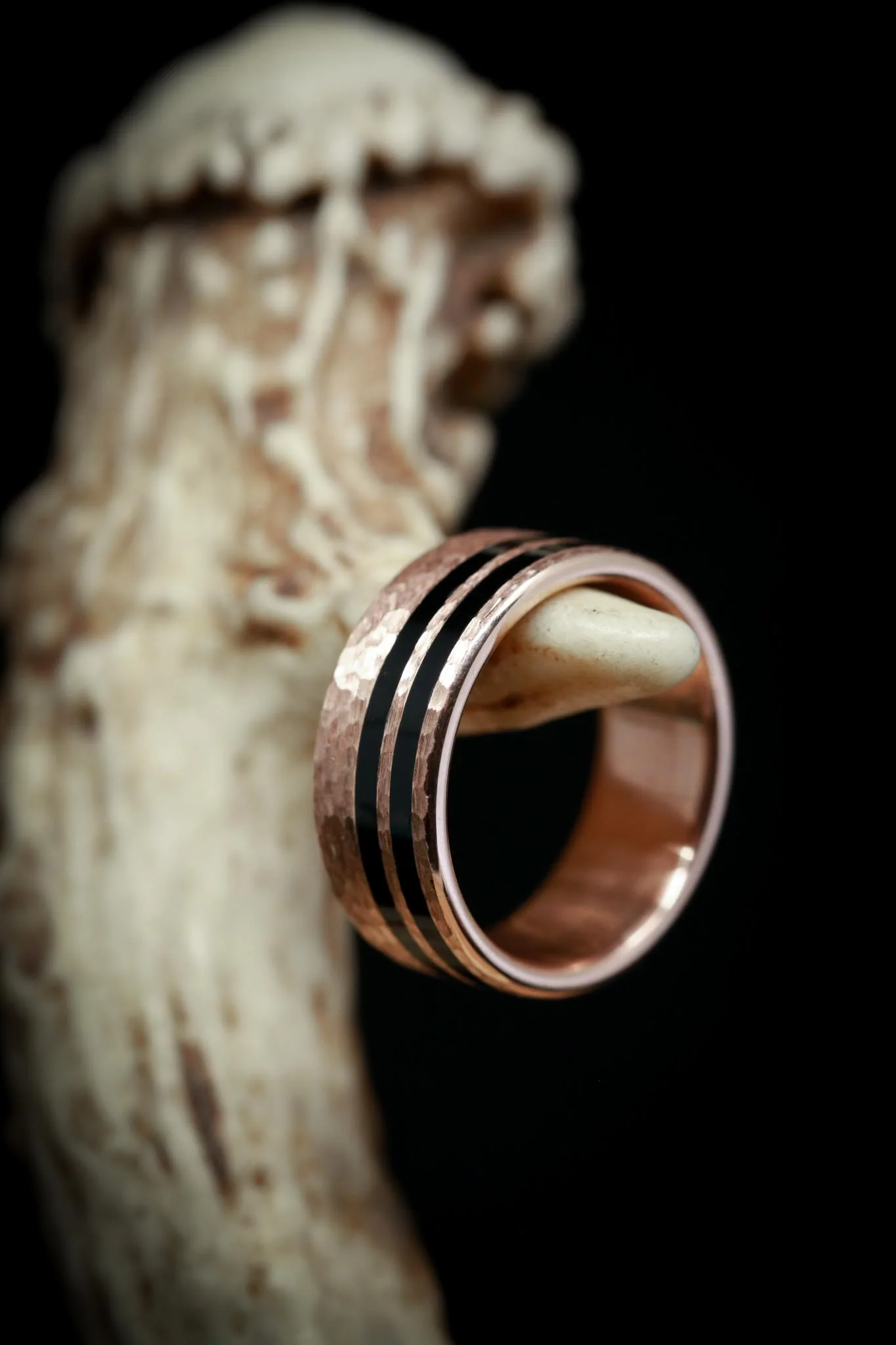 "COSMO" - BLACK ACRYLIC WEDDING RING WITH A HAMMERED BAND - Image 7