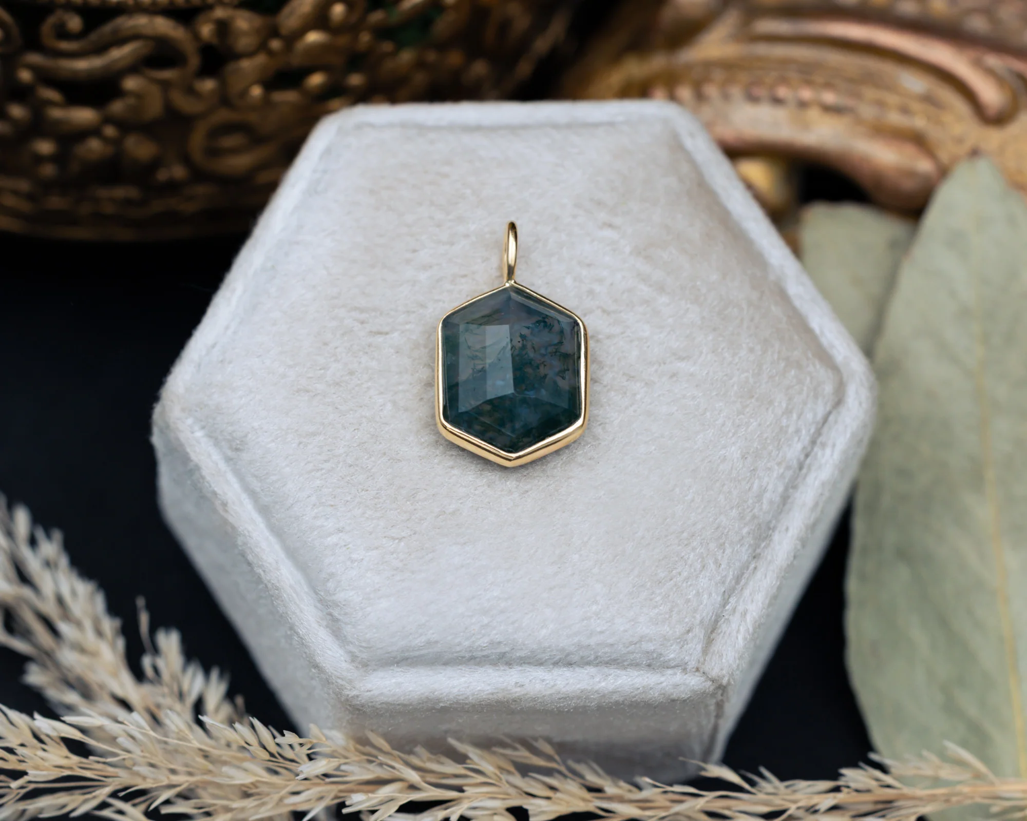 GEO COLLECTION - 18K GOLD VERMEIL PENDANT WITH A HEXAGON CUT MOSS AGATE - BY JORGE REVILLA - Image 3