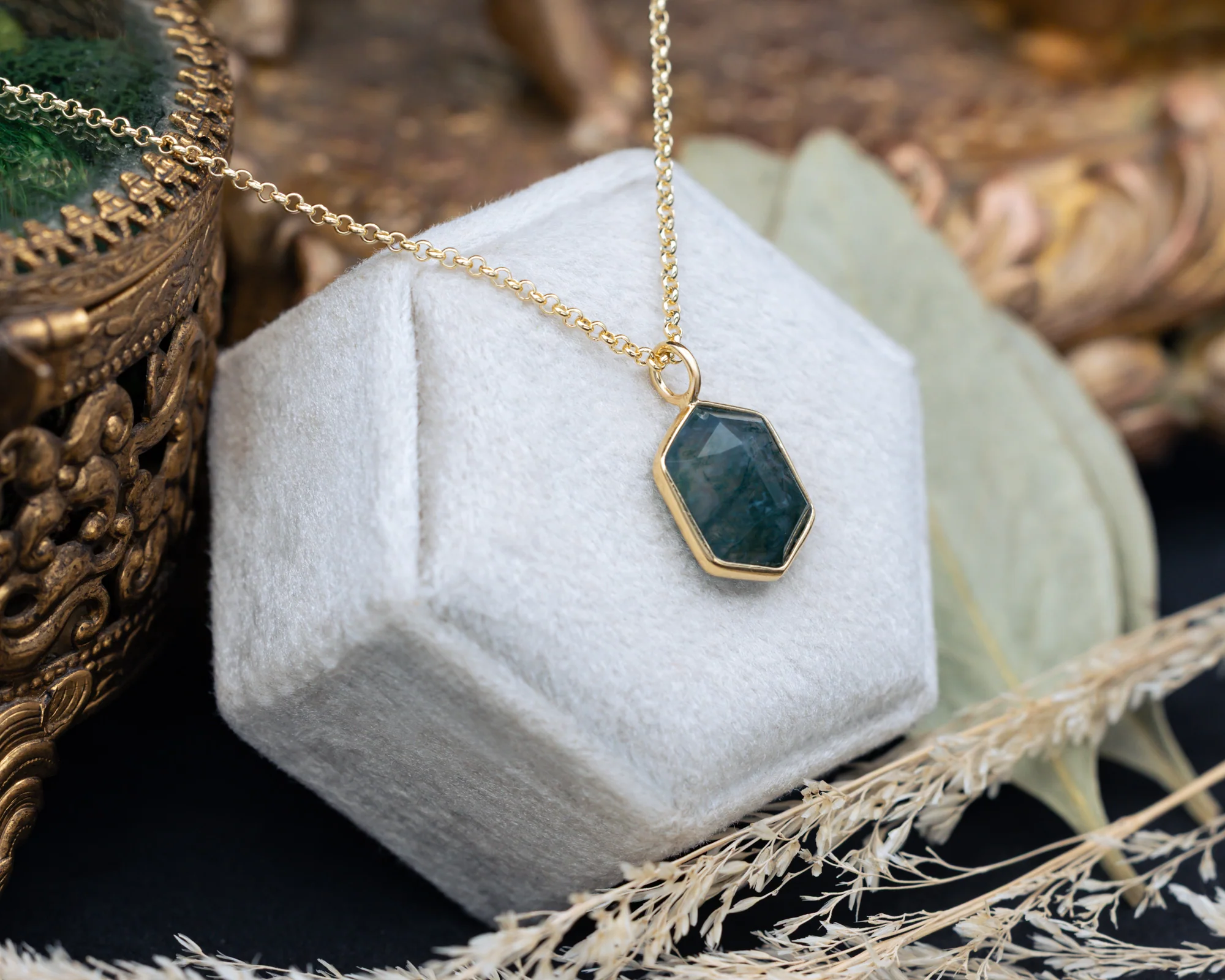 GEO COLLECTION - 18K GOLD VERMEIL PENDANT WITH A HEXAGON CUT MOSS AGATE - BY JORGE REVILLA - Image 4