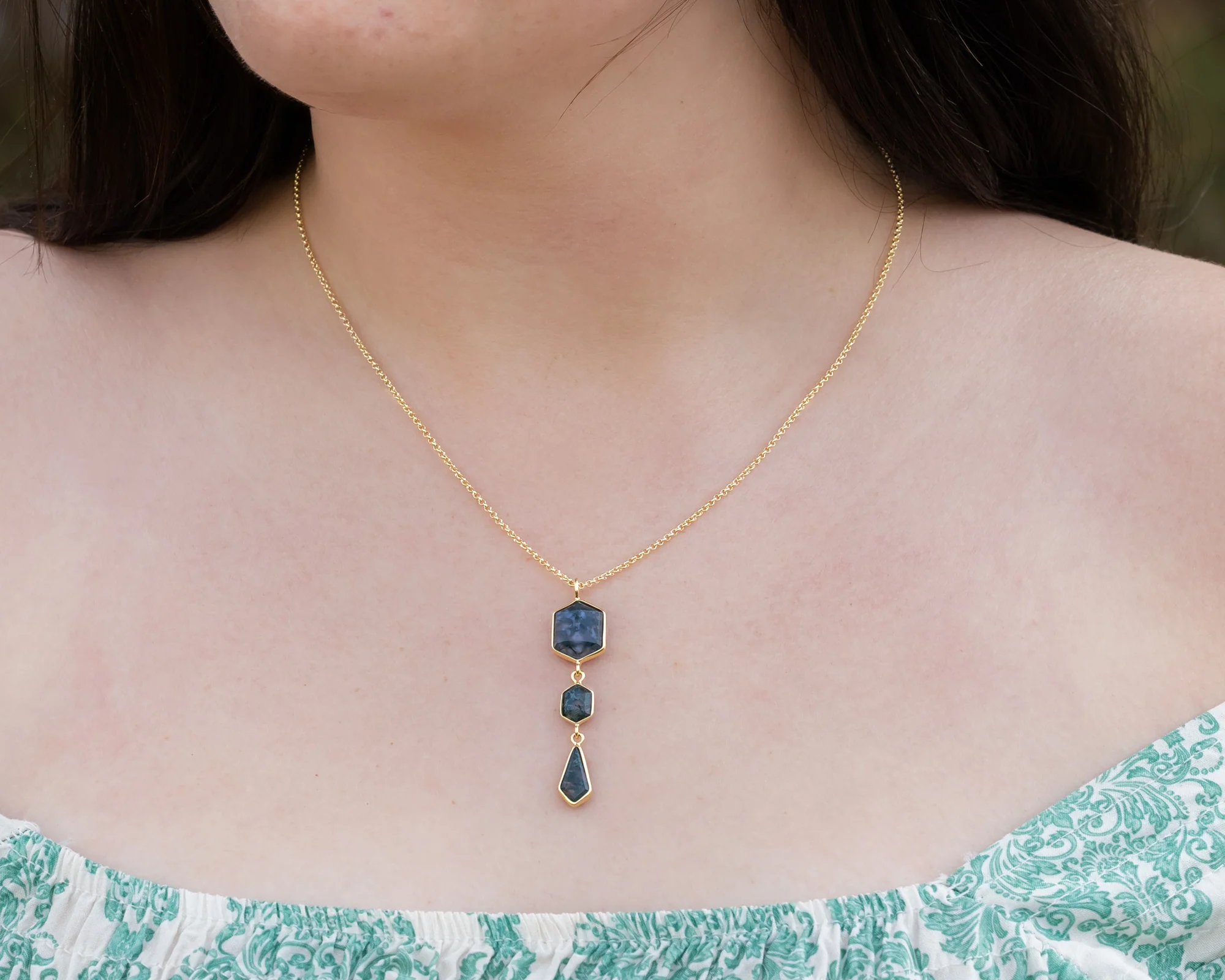 GEO COLLECTION - 18K GOLD VERMEIL TRIPLE DANGLE PENDANT WITH GEOMETRIC MOSS AGATE - BY JORGE REVILLA - Image 6