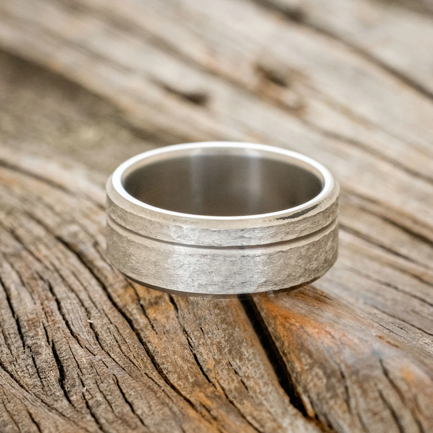 HAMMERED WEDDING BAND WITH A CUT ETCHING - Image 3