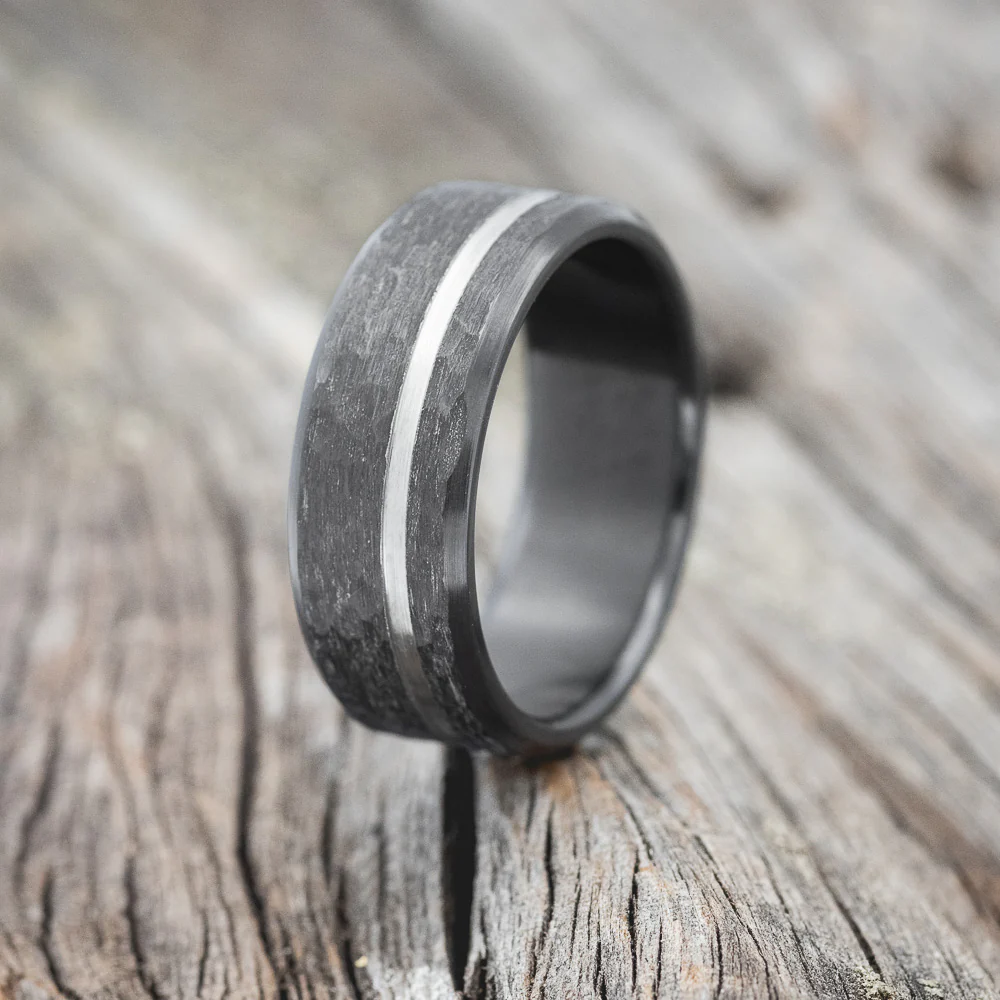 HAMMERED WEDDING BAND WITH A CUT ETCHING - Image 4