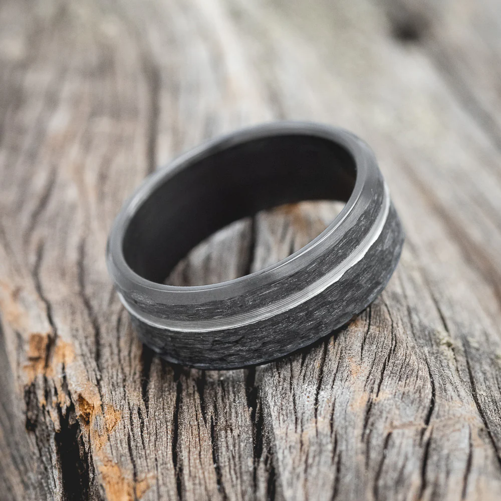 HAMMERED WEDDING BAND WITH A CUT ETCHING - Image 6