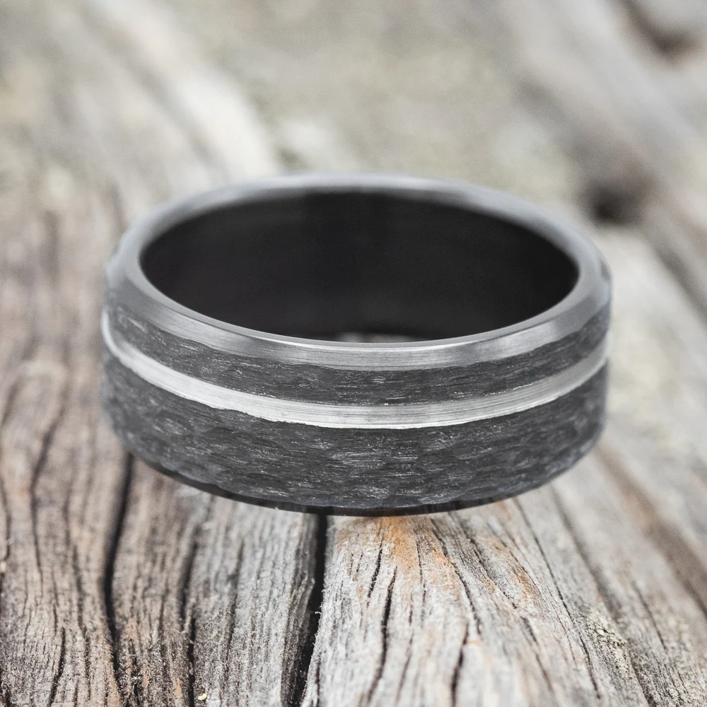 HAMMERED WEDDING BAND WITH A CUT ETCHING - Image 7