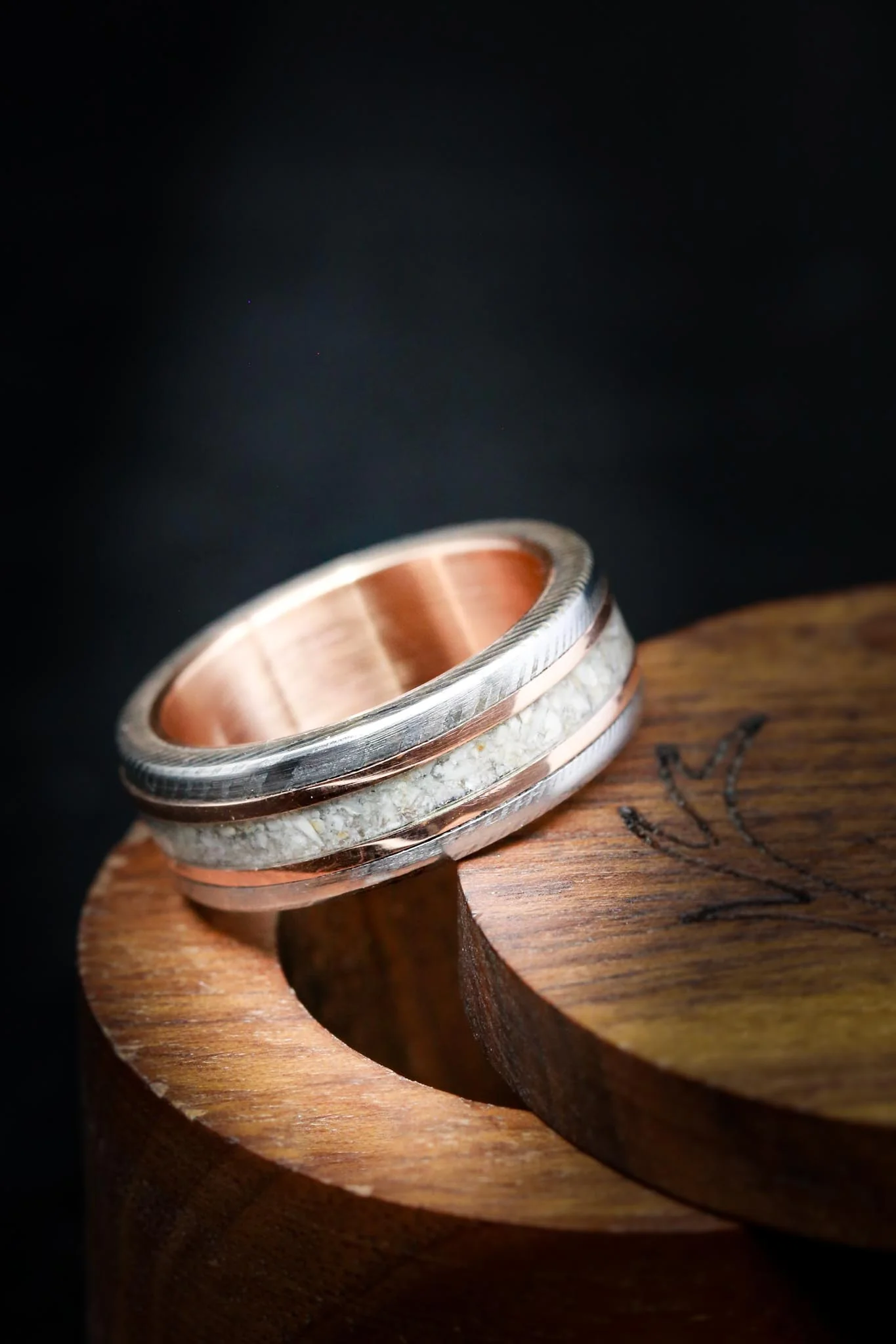 "KALDER" - ELK TOOTH IVORY & 14K GOLD INLAYS WEDDING RING FEATURING A 14K GOLD LINED DAMASCUS STEEL BAND - Image 4