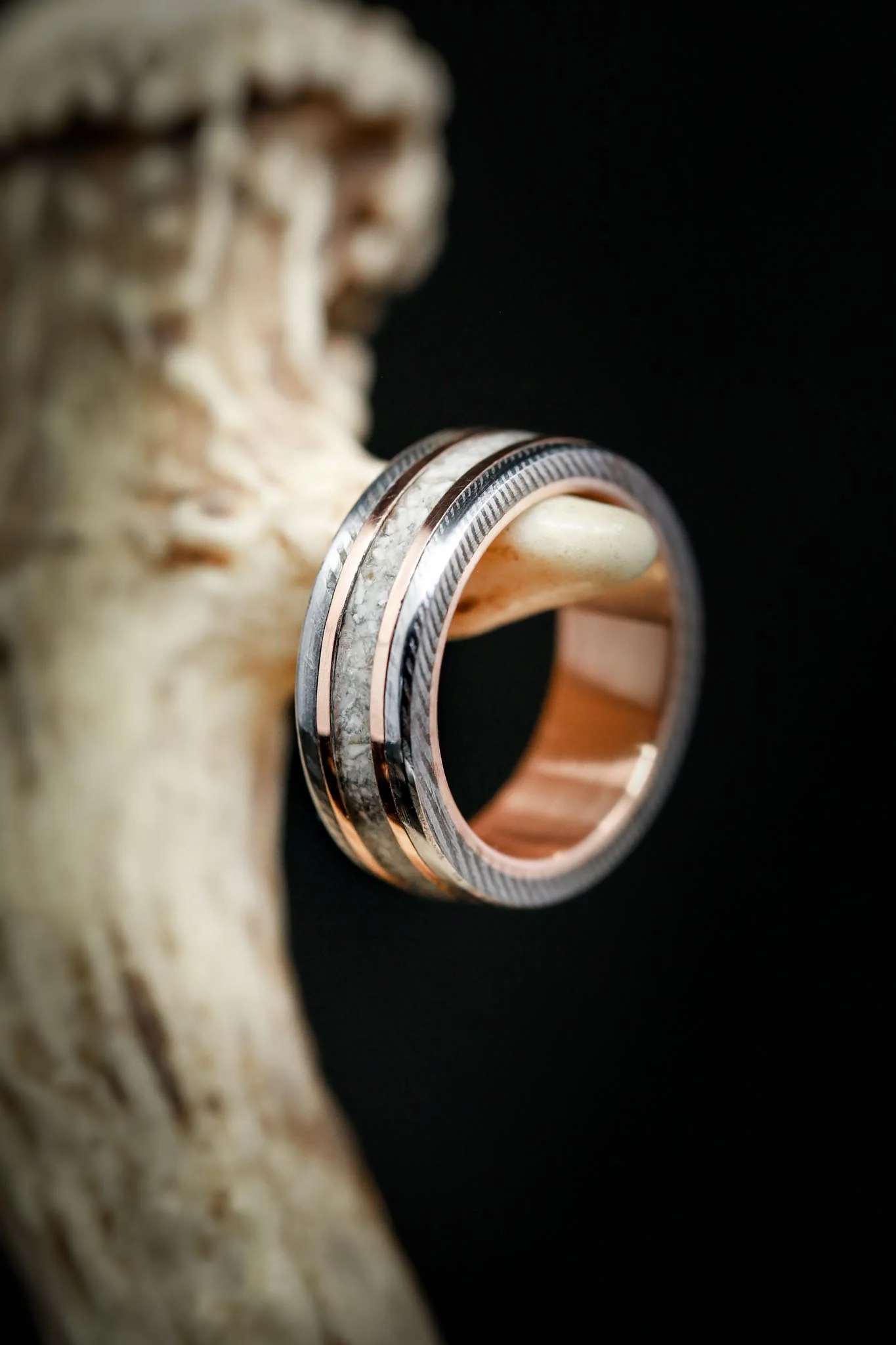 "KALDER" - ELK TOOTH IVORY & 14K GOLD INLAYS WEDDING RING FEATURING A 14K GOLD LINED DAMASCUS STEEL BAND - Image 5