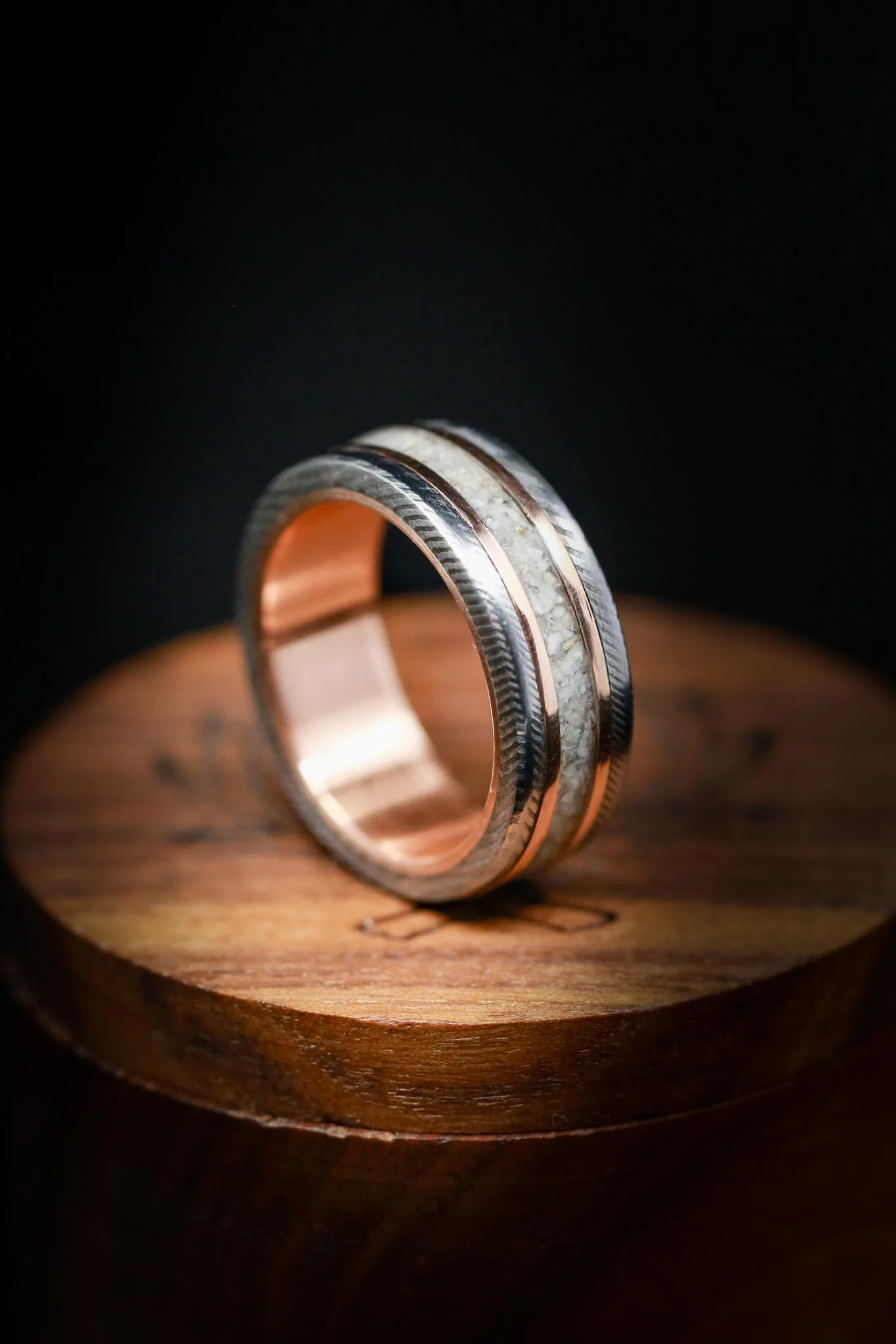 "KALDER" - ELK TOOTH IVORY & 14K GOLD INLAYS WEDDING RING FEATURING A 14K GOLD LINED DAMASCUS STEEL BAND - Image 6