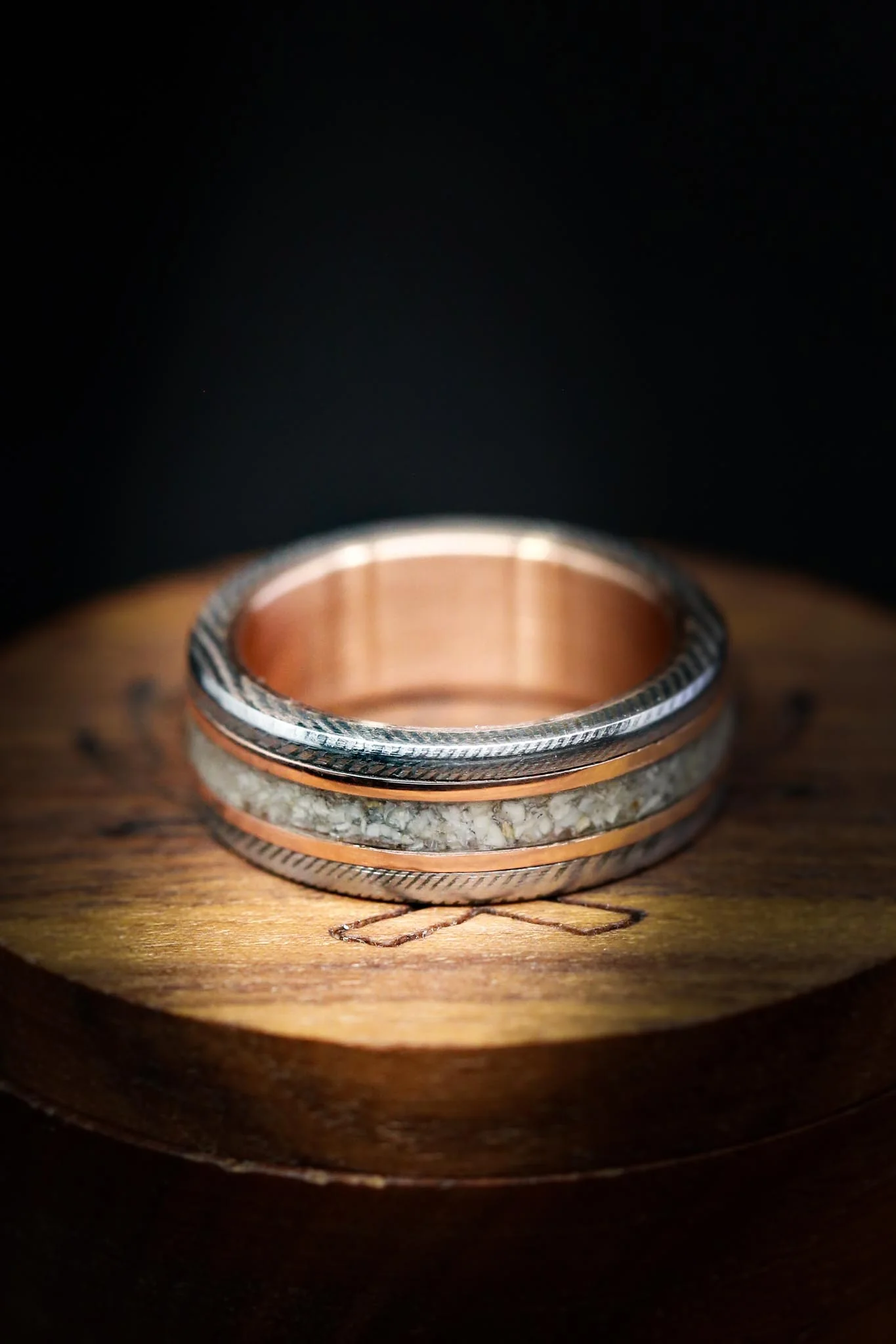 "KALDER" - ELK TOOTH IVORY & 14K GOLD INLAYS WEDDING RING FEATURING A 14K GOLD LINED DAMASCUS STEEL BAND - Image 7