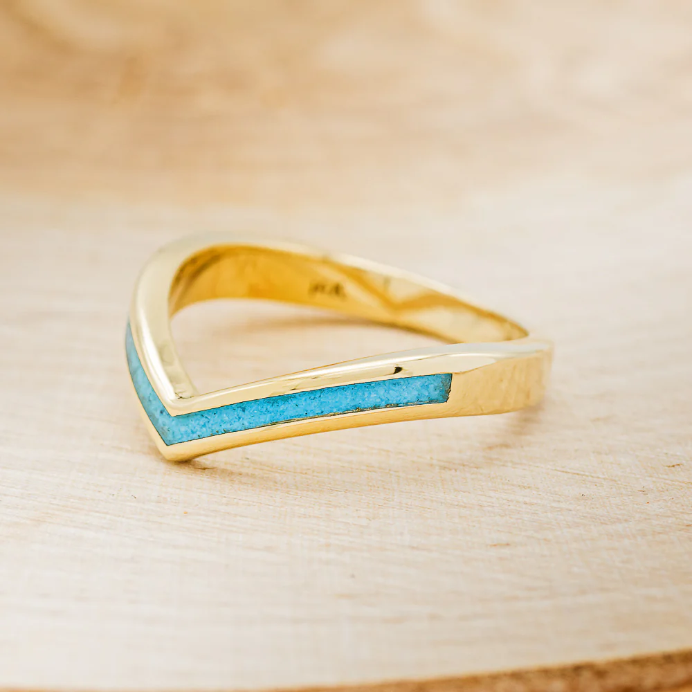 "KIDA" - V-SHAPED STACKING WEDDING BAND WITH SINGLE INLAY - Image 3