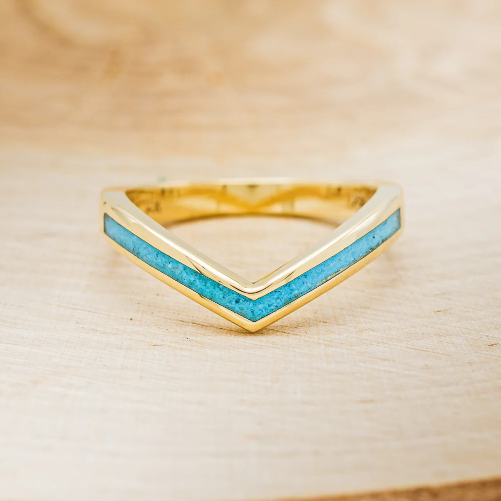 "KIDA" - V-SHAPED STACKING WEDDING BAND WITH SINGLE INLAY - Image 4