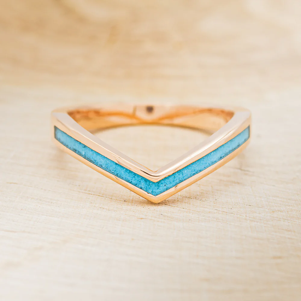 "KIDA" - V-SHAPED STACKING WEDDING BAND WITH SINGLE INLAY - Image 8