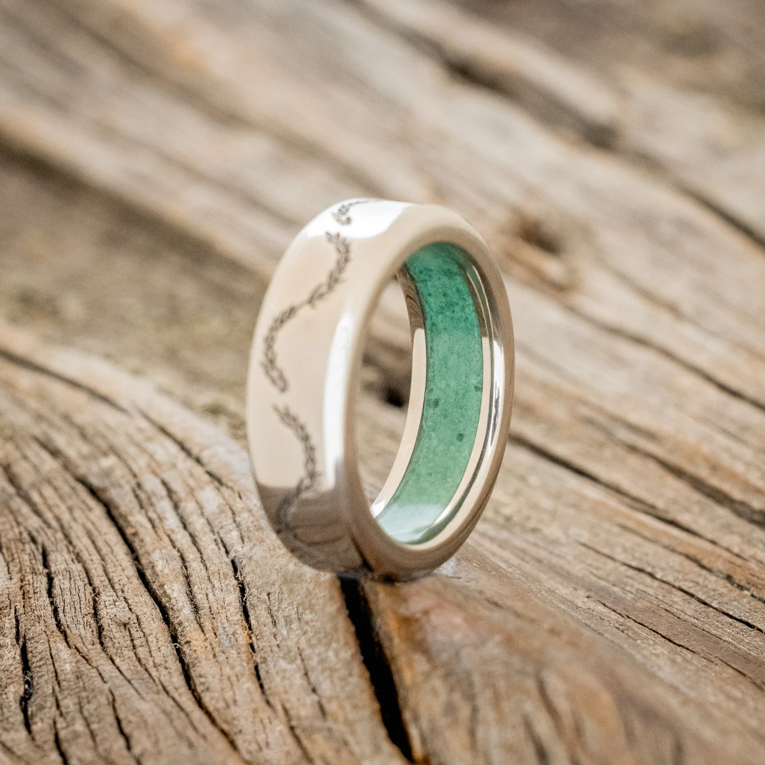MALACHITE LINED WEDDING BAND WITH FLORAL ENGRAVING - Image 3