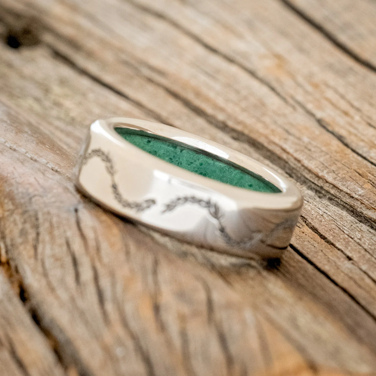 MALACHITE LINED WEDDING BAND WITH FLORAL ENGRAVING - Image 4