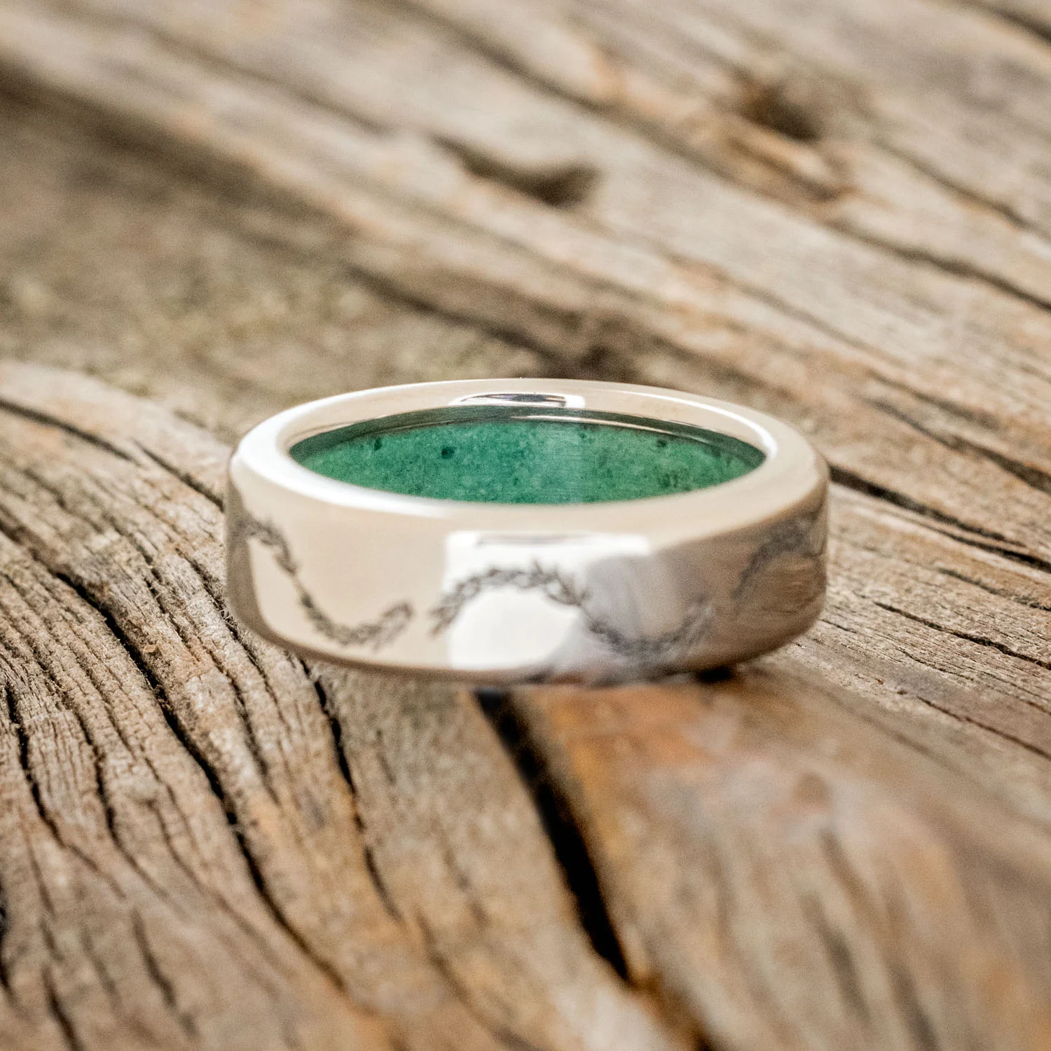 MALACHITE LINED WEDDING BAND WITH FLORAL ENGRAVING - Image 6