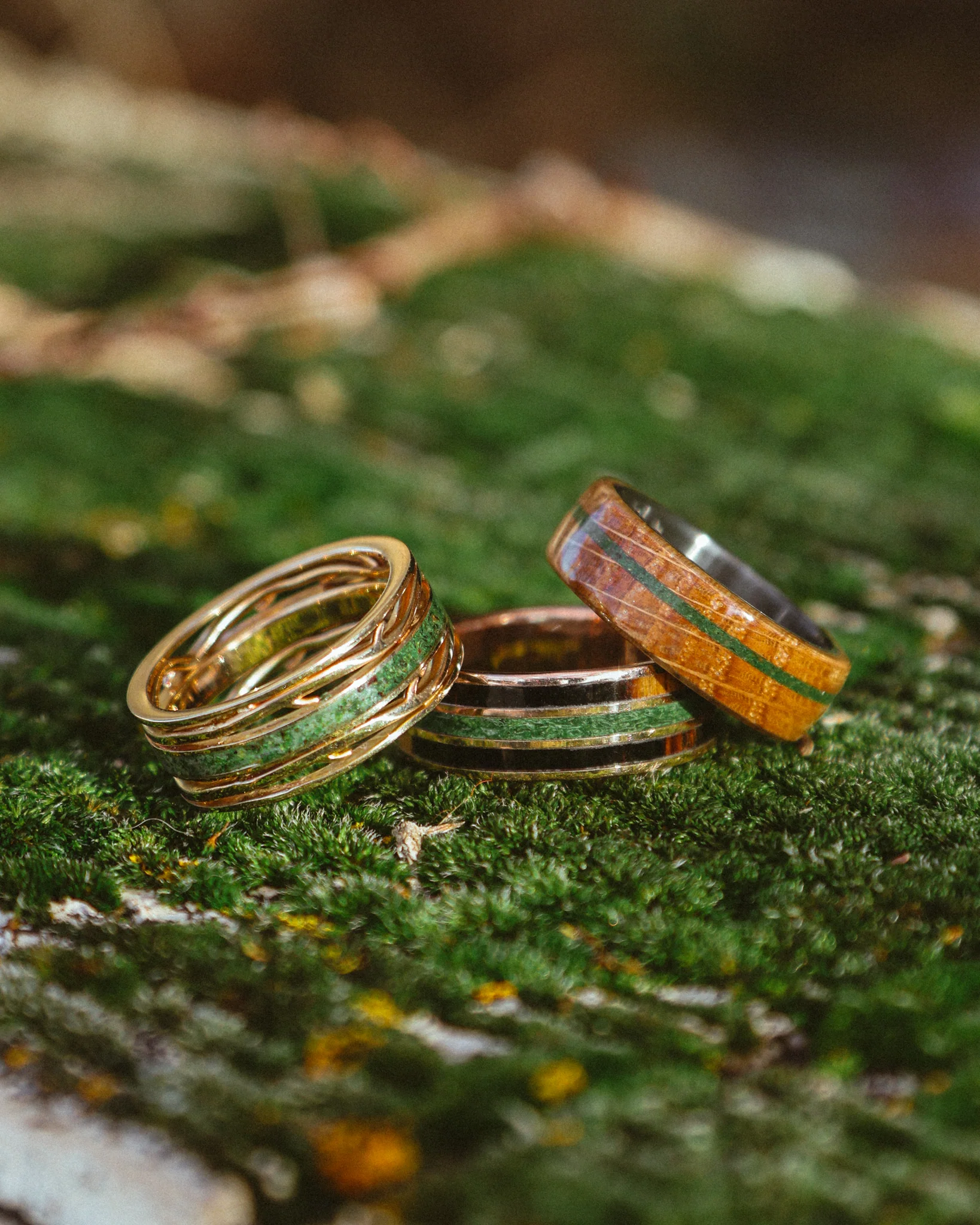 MEN'S "ARTEMIS" - MOSS WEDDING RING FEATURING A 14K GOLD BAND - Image 11