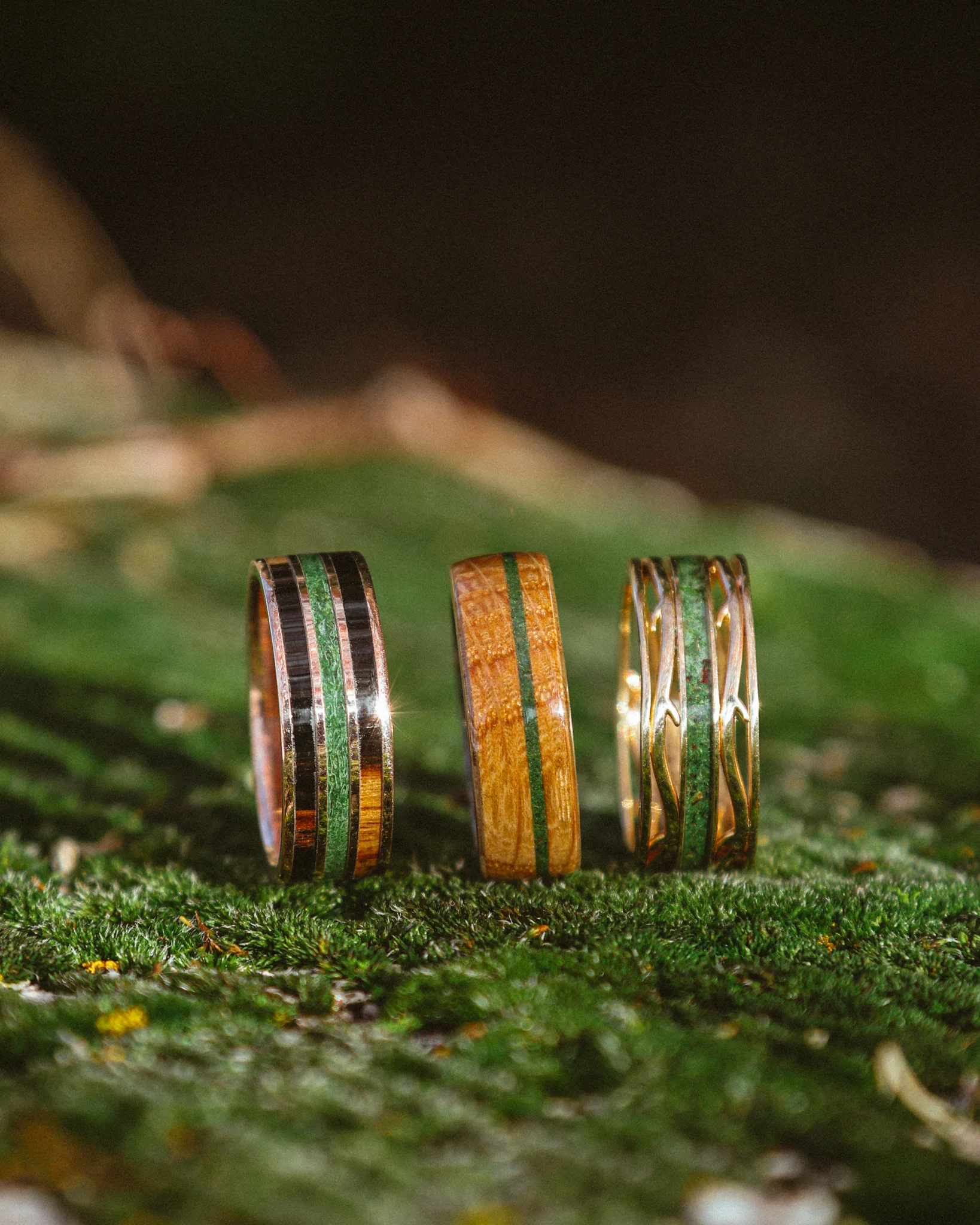 MEN'S "ARTEMIS" - MOSS WEDDING RING FEATURING A 14K GOLD BAND - Image 12