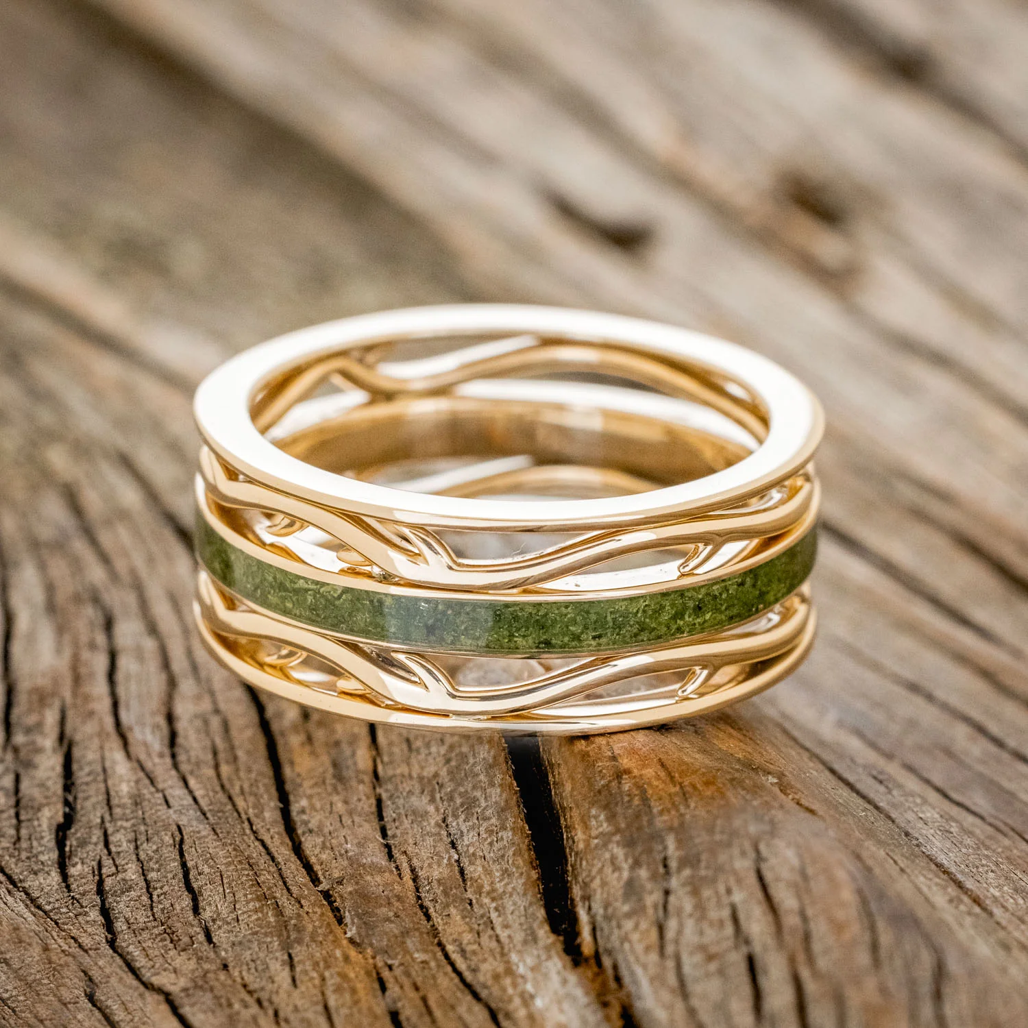 MEN'S "ARTEMIS" - MOSS WEDDING RING FEATURING A 14K GOLD BAND - Image 3
