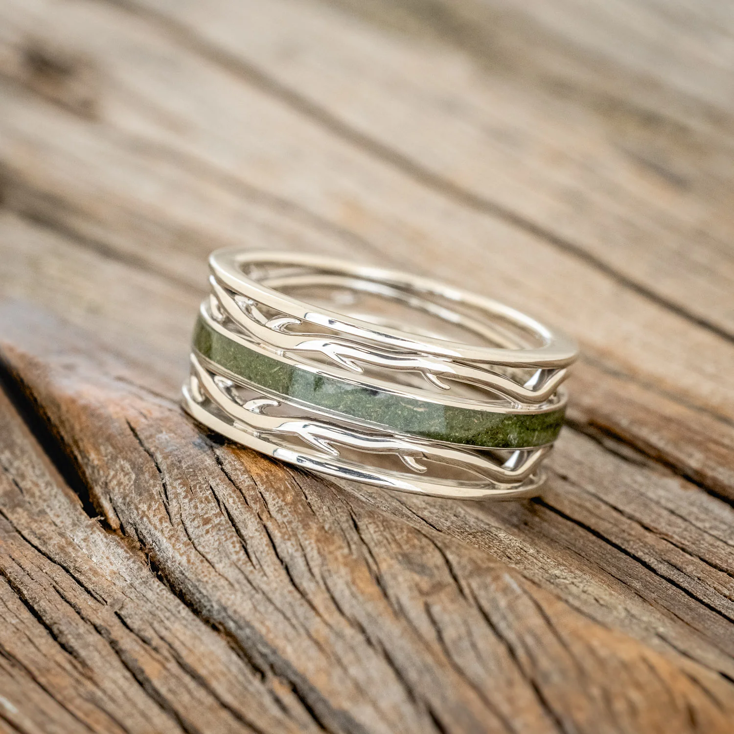 MEN'S "ARTEMIS" - MOSS WEDDING RING FEATURING A 14K GOLD BAND - Image 5