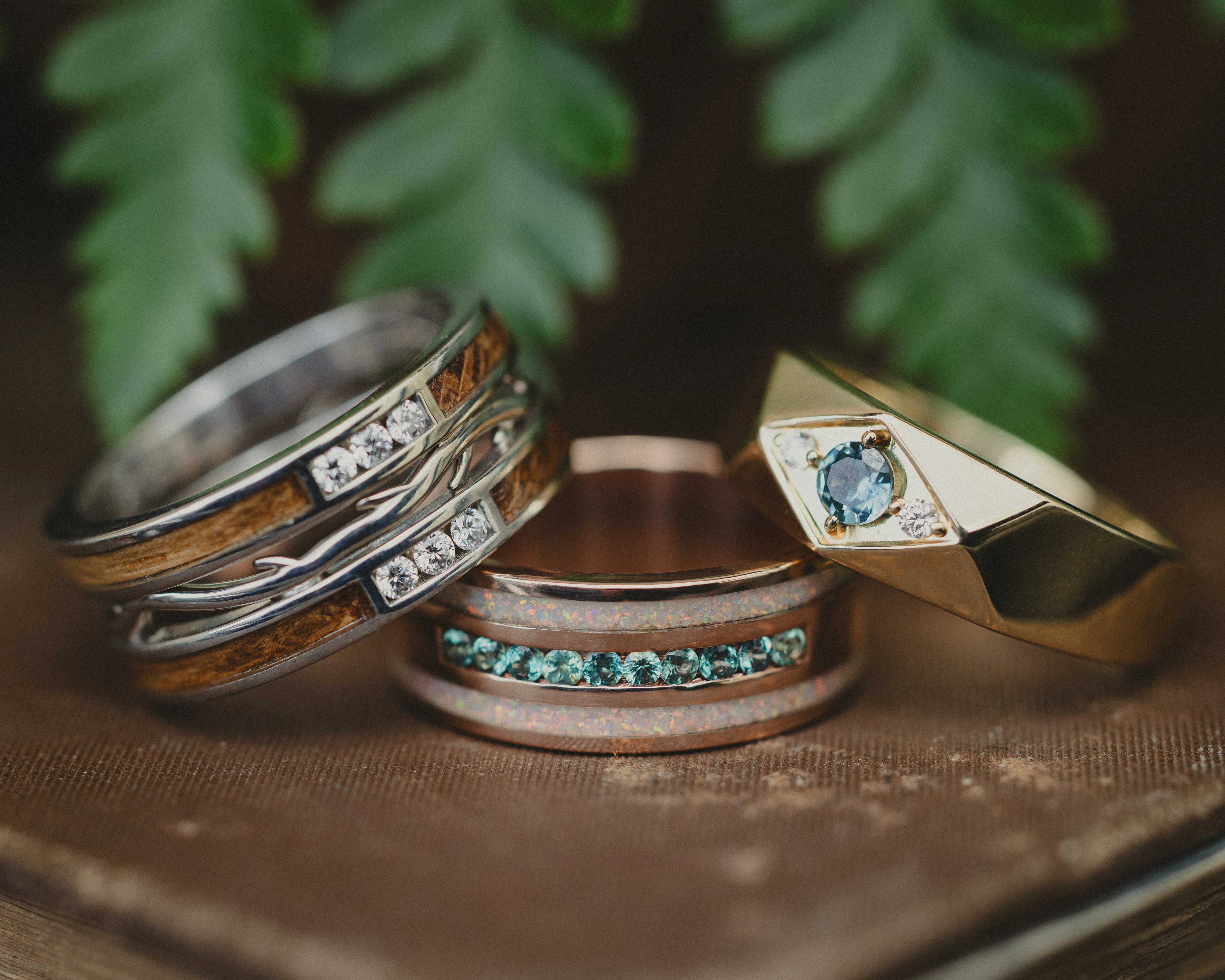 MEN'S "ARTEMIS" - WHISKEY BARREL OAK & DIAMOND WEDDING RING FEATURING A 14K GOLD BAND - Image 5