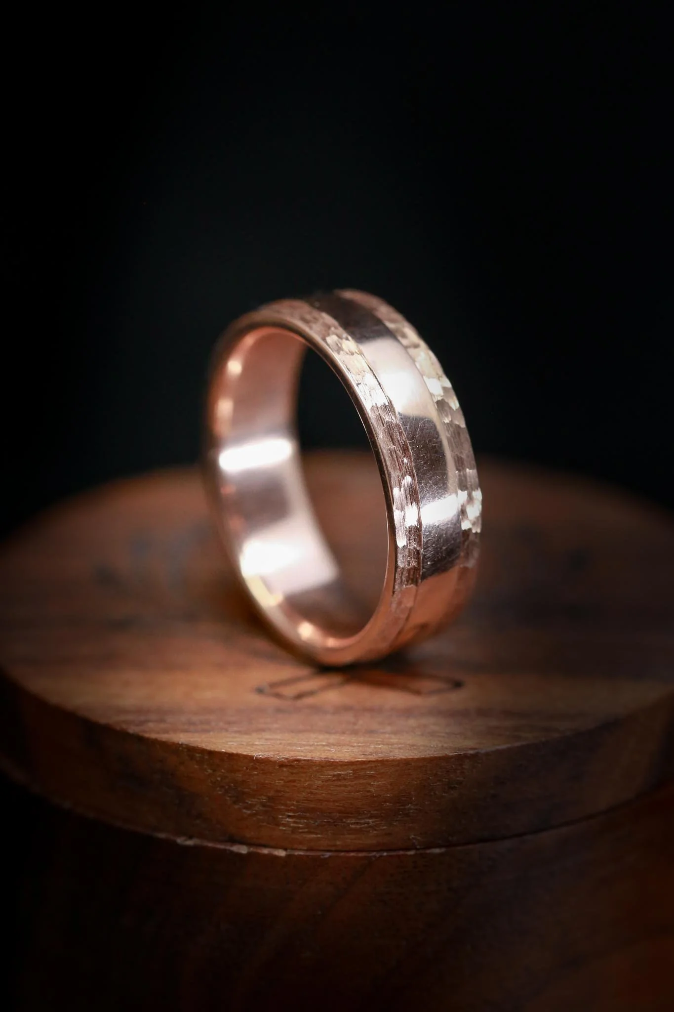 "SEDONA" - RAISED CENTER & HAMMERED EDGES WEDDING RING - Image 11