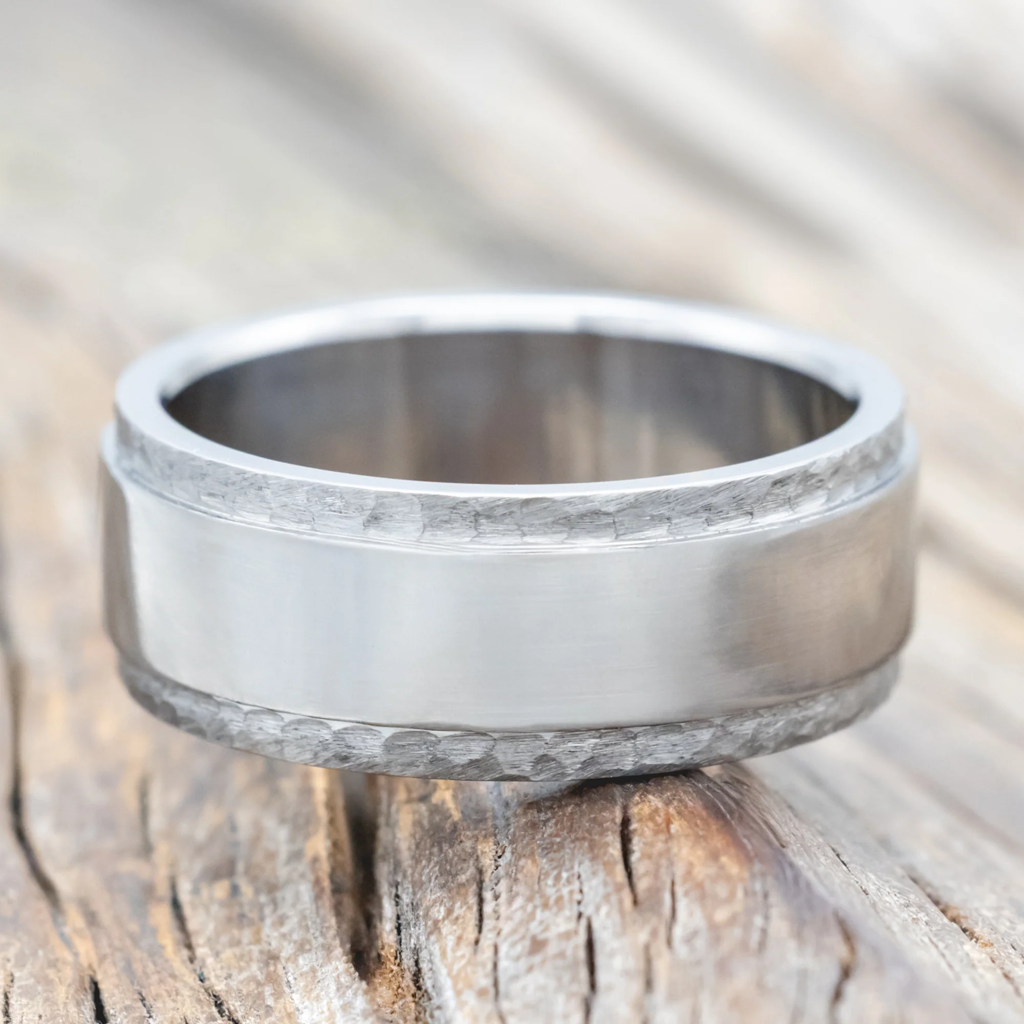 "SEDONA" - RAISED CENTER & HAMMERED EDGES WEDDING RING - Image 3