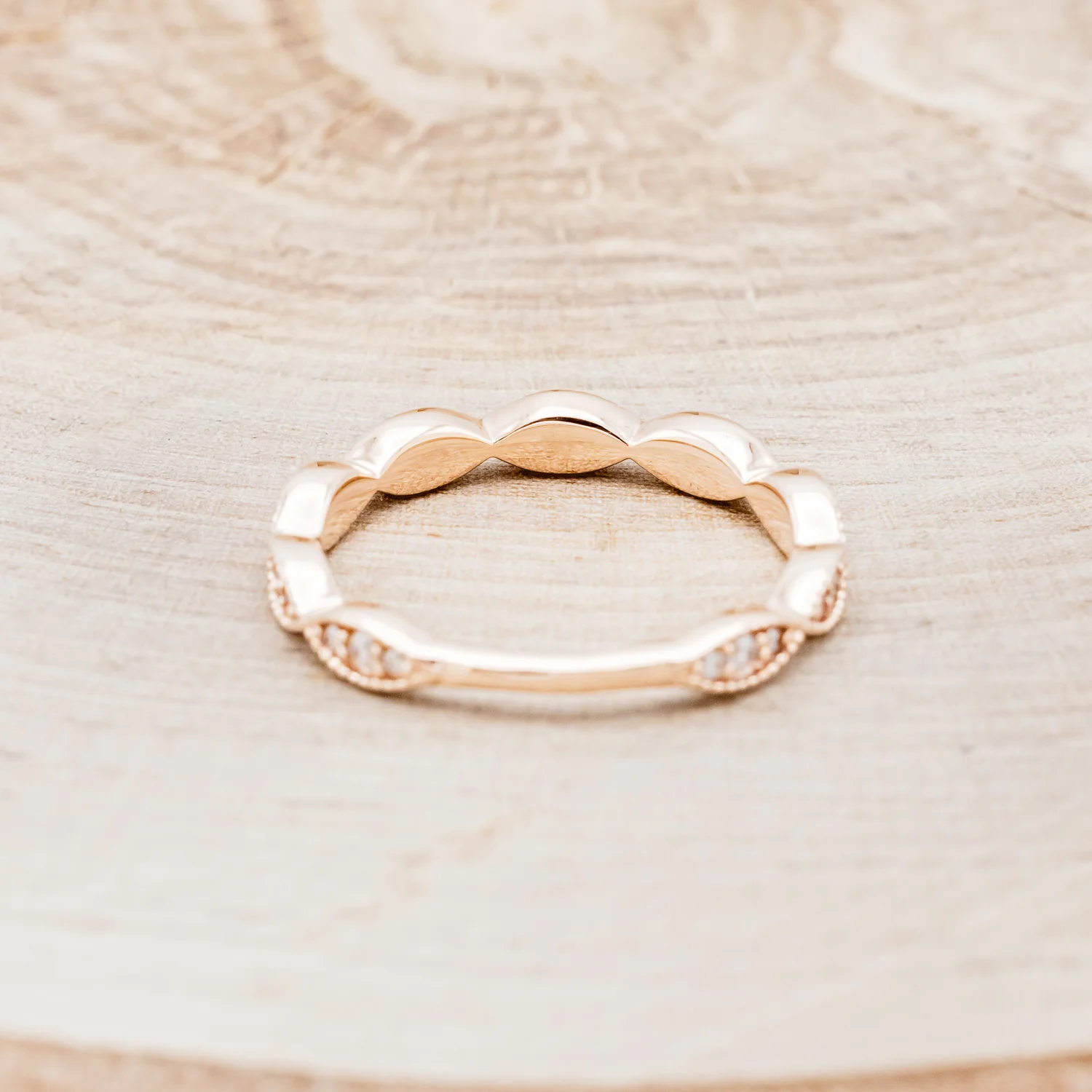 TWISTED WEDDING RING WITH DIAMOND ACCENTS - Image 5